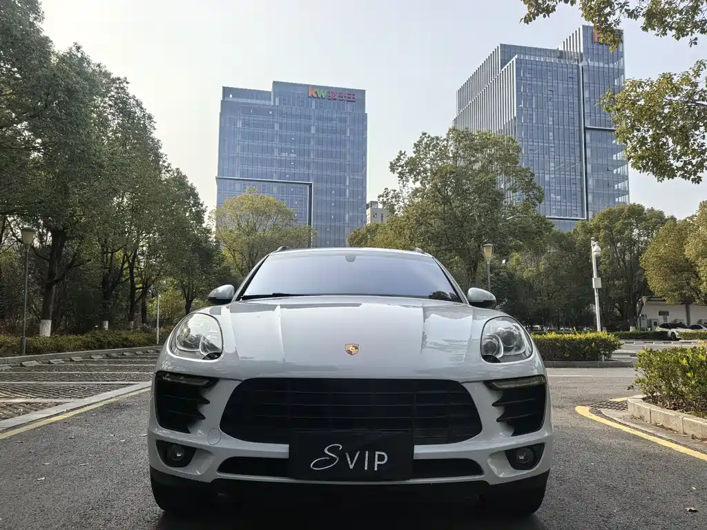 PORSCHE MACAN