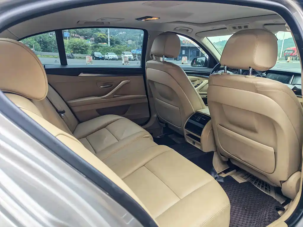 BMW 5 Series — миниатюра 6