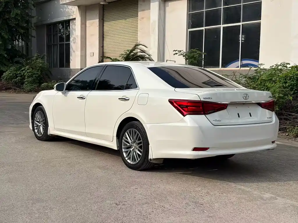 Toyota Crown — миниатюра 6