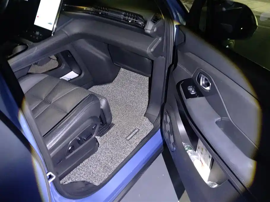 NIO ES8 2018 355KM мест
