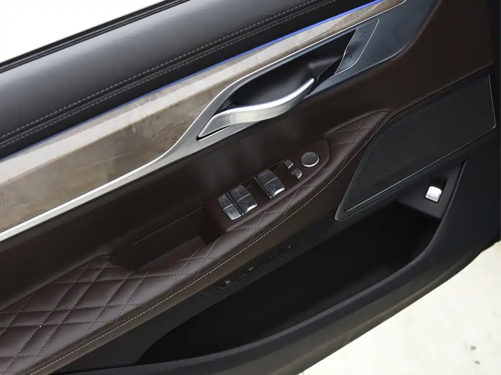 BMW 7 Series — миниатюра 11
