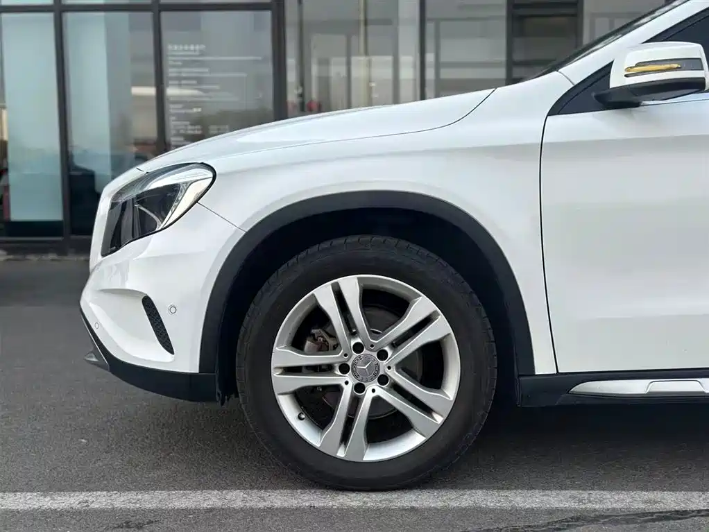 MERCEDES-BENZ GLA