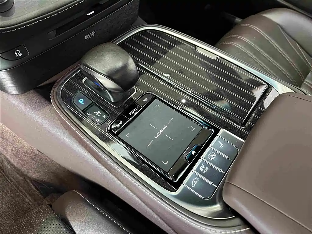 Lexus LS — миниатюра 5