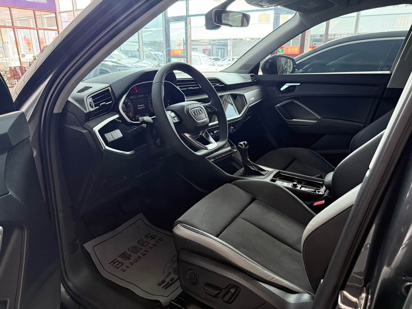 Audi Q3 1.4 л 2023 г. Серебристо-серый, пробег 33000 км
