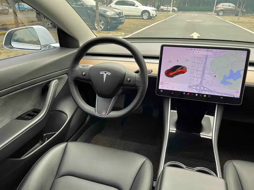 TESLA MODEL 3
