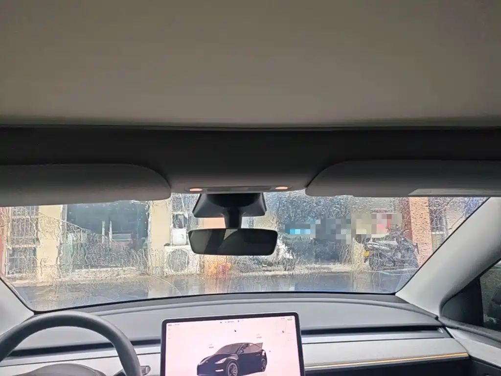 Tesla Model Y — миниатюра 18