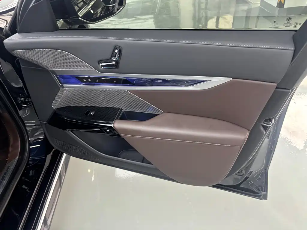 BMW 7 Series — миниатюра 5
