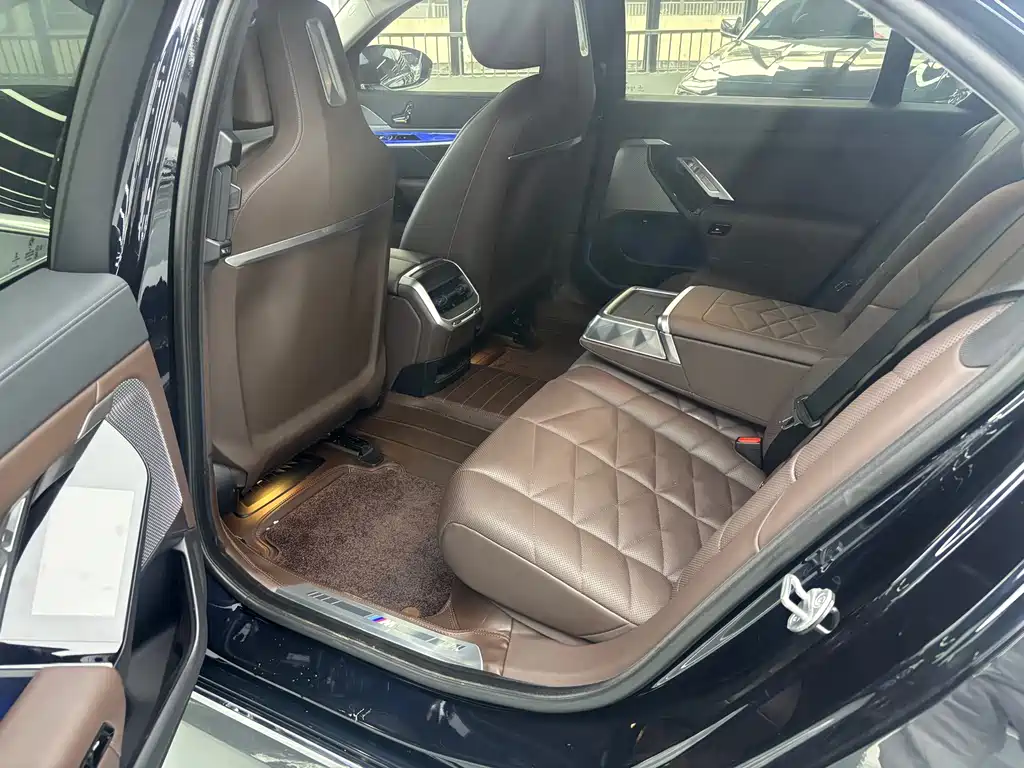 BMW 7 Series — миниатюра 12
