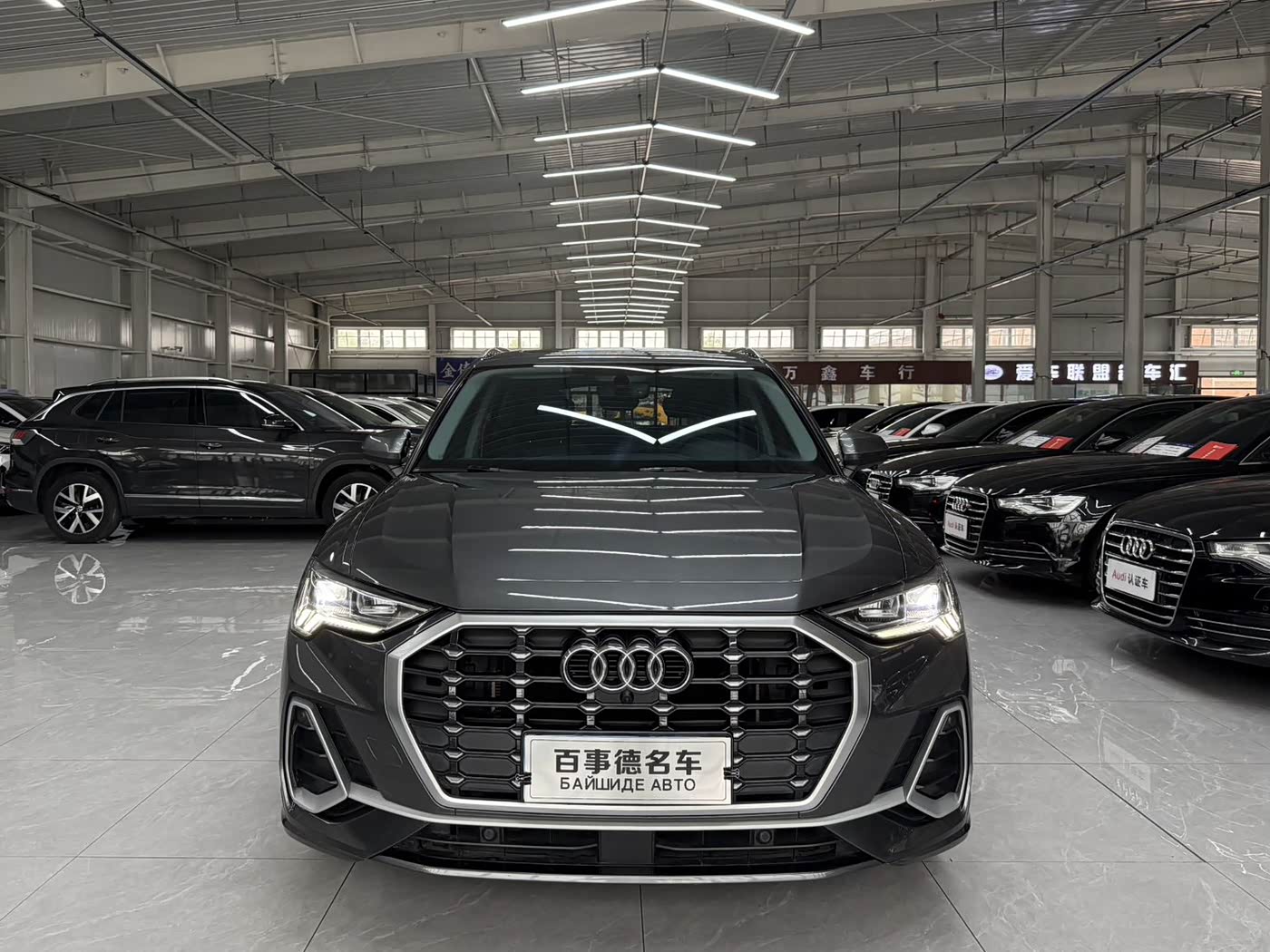 Audi Q3 1.4 л 2023 г. Серебристо-серый, пробег 32000 км