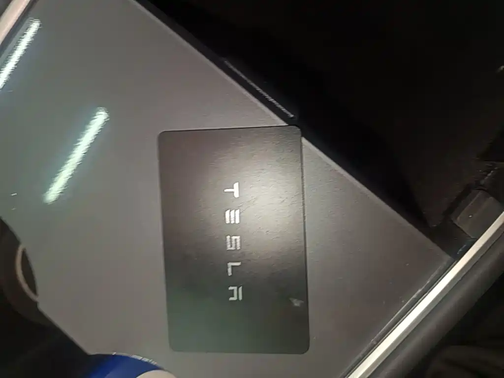 Tesla Model Y — миниатюра 9