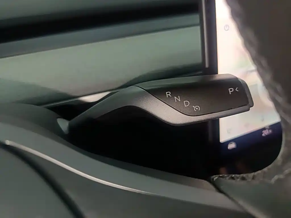 Tesla Model Y — миниатюра 14