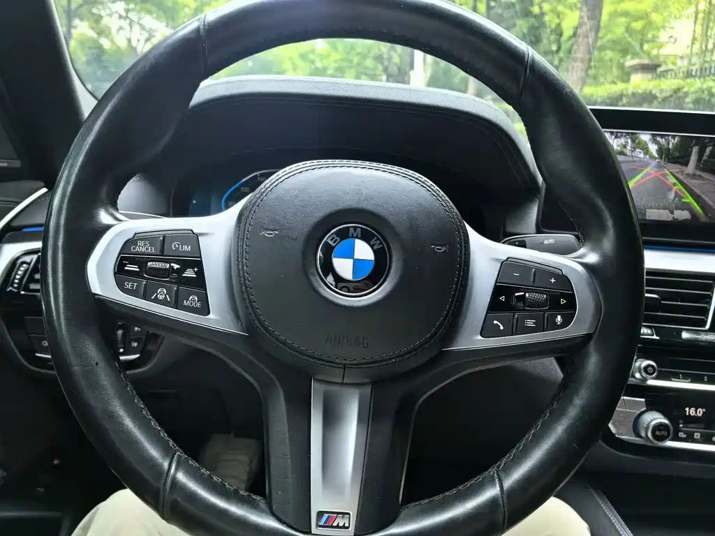 BMW 5 Series New Energy — миниатюра 9