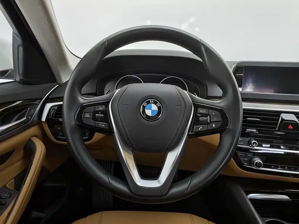 BMW 5 Series — миниатюра 11