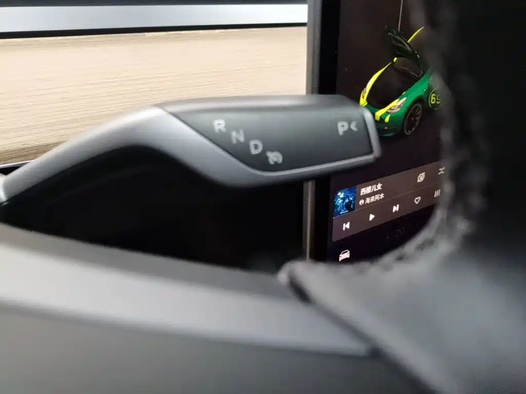 Tesla Model Y — миниатюра 14