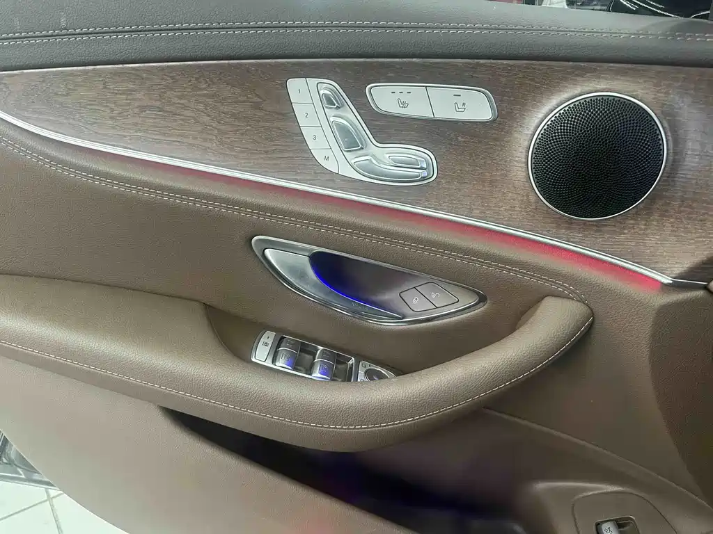 Mercedes-Benz E-Class — миниатюра 5