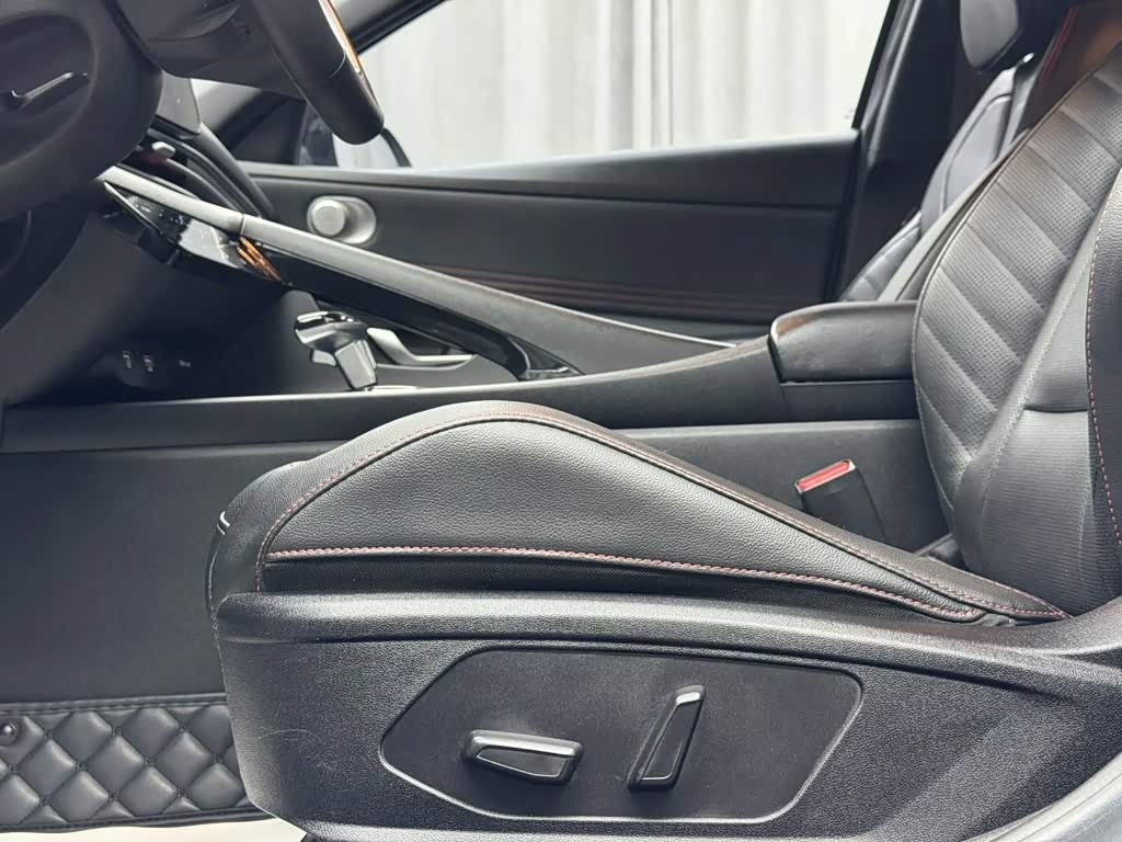 Hyundai Elantra 1.5 л 2022 г. Белый, пробег 43000 км