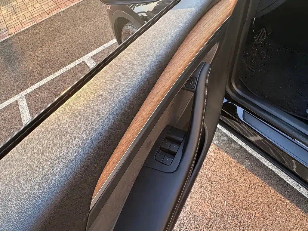 Tesla Model Y — миниатюра 7