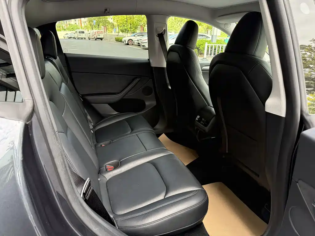 Tesla Model Y — миниатюра 12