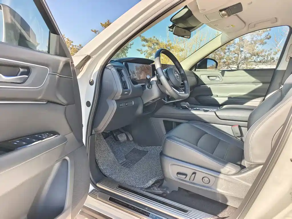 NISSAN EXPLORING THE LAND