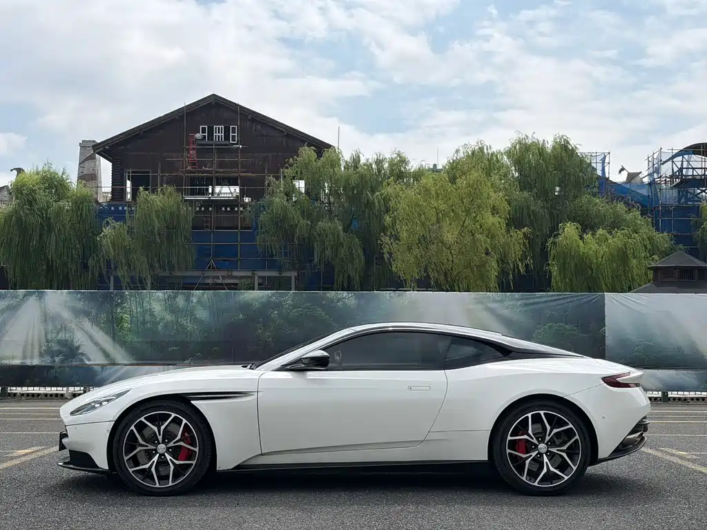 Aston Martin DB11 — миниатюра 4
