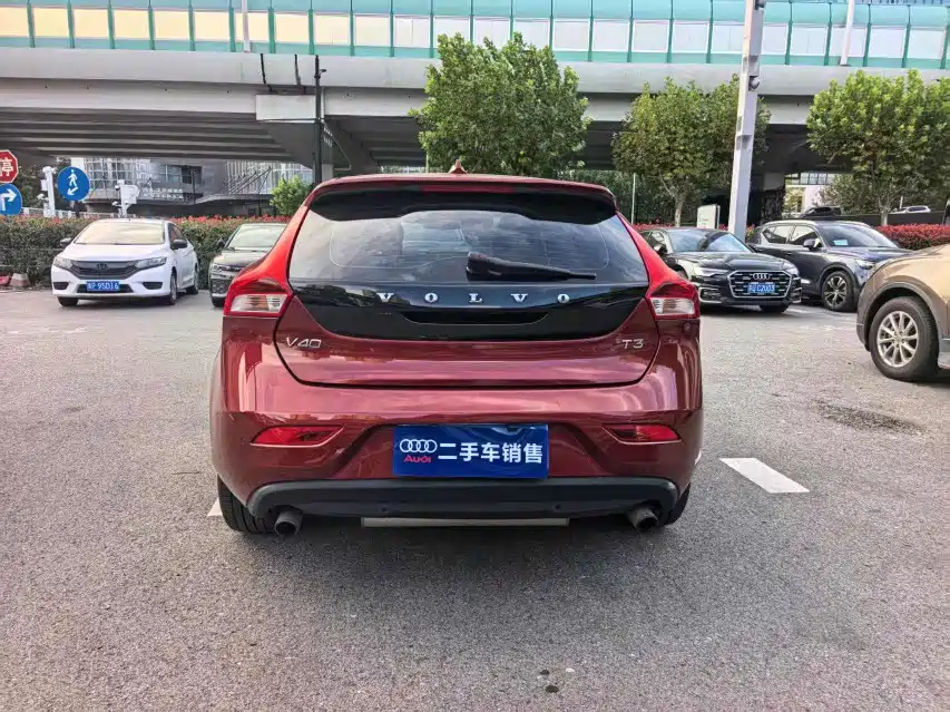 VOLVO V40