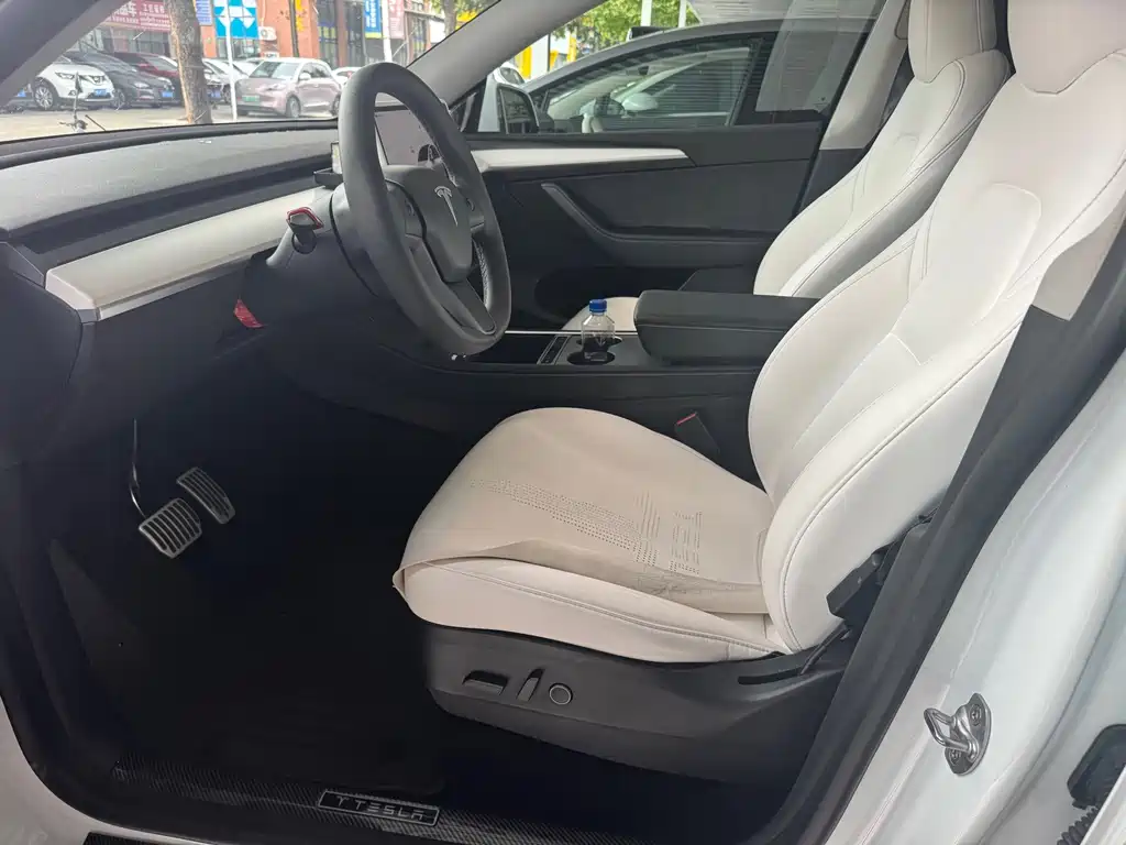 Tesla Model Y — миниатюра 7
