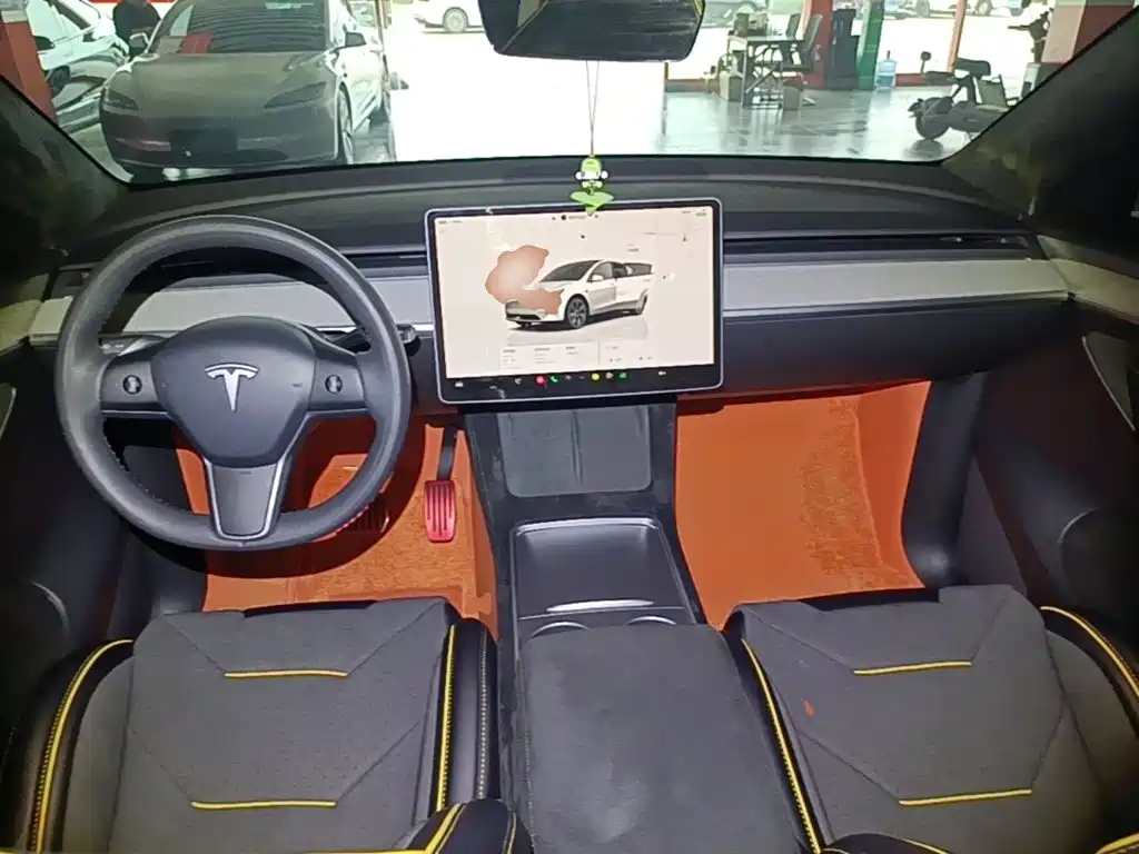 Tesla Model Y — миниатюра 10