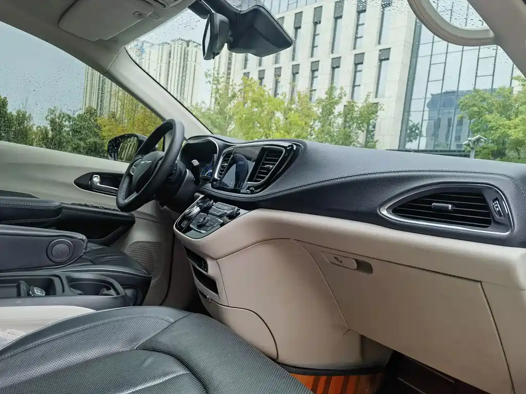 Chrysler Grand Voyager PHEV (Import) — миниатюра 13