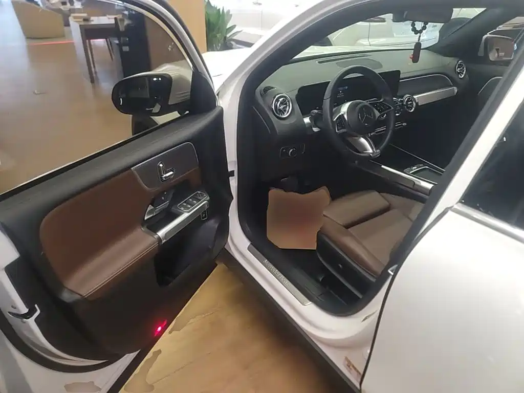 Mercedes-Benz GLB — миниатюра 16