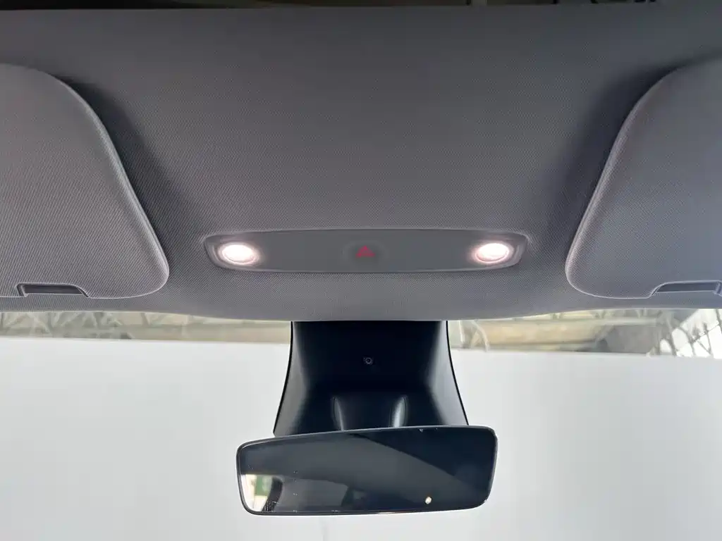 Tesla Model Y — миниатюра 10