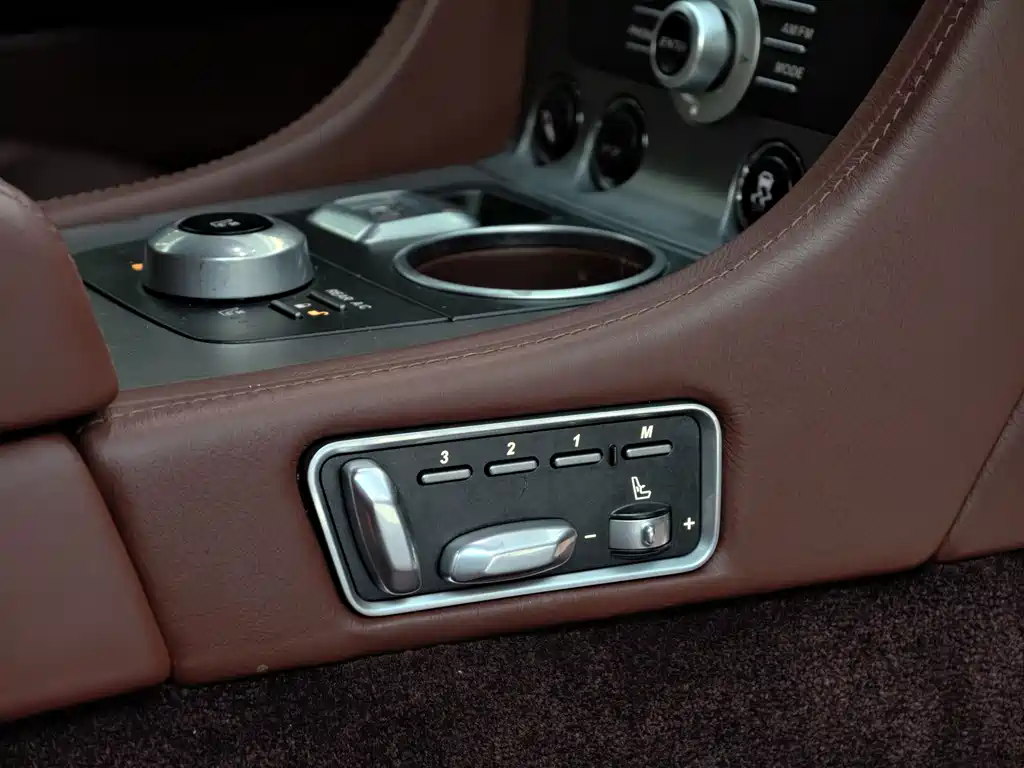 Aston Martin Rapide — миниатюра 32