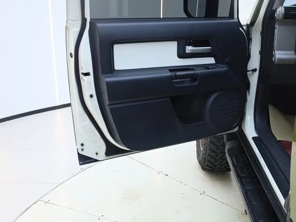 Toyota FJ Cruiser — миниатюра 10
