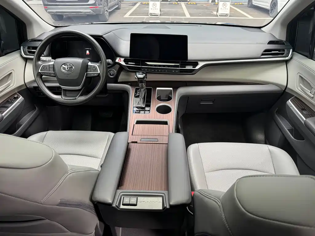Toyota Granvia — миниатюра 13