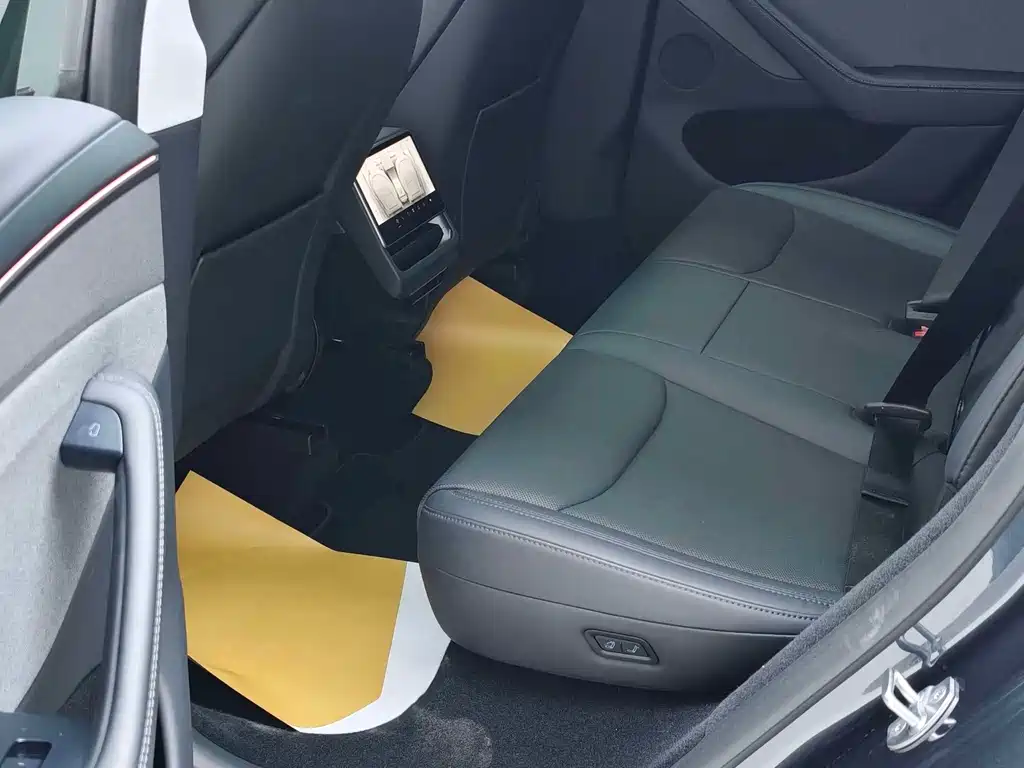 Tesla Model Y — миниатюра 6
