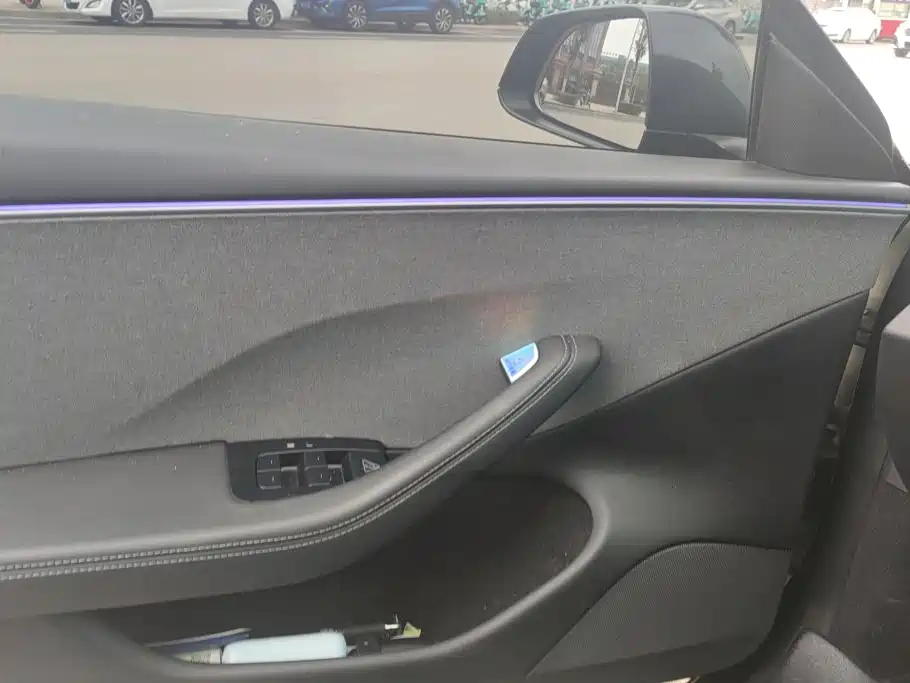 Tesla Model 3 — миниатюра 7