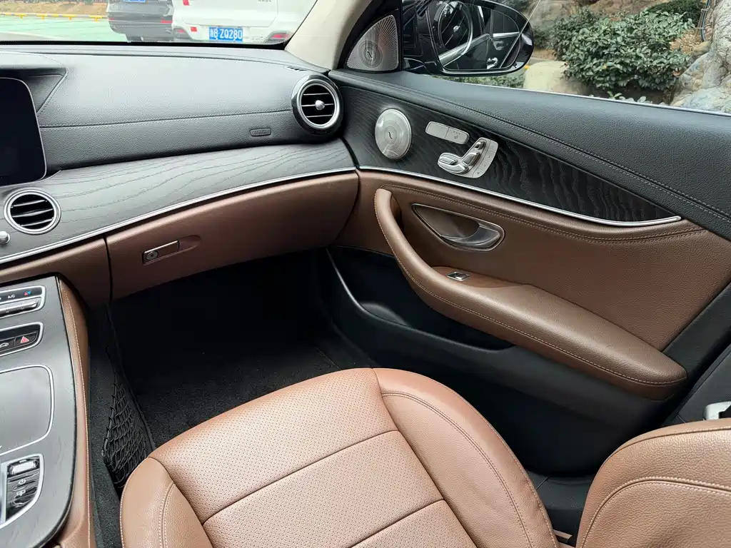 Mercedes-Benz E-Class — миниатюра 8