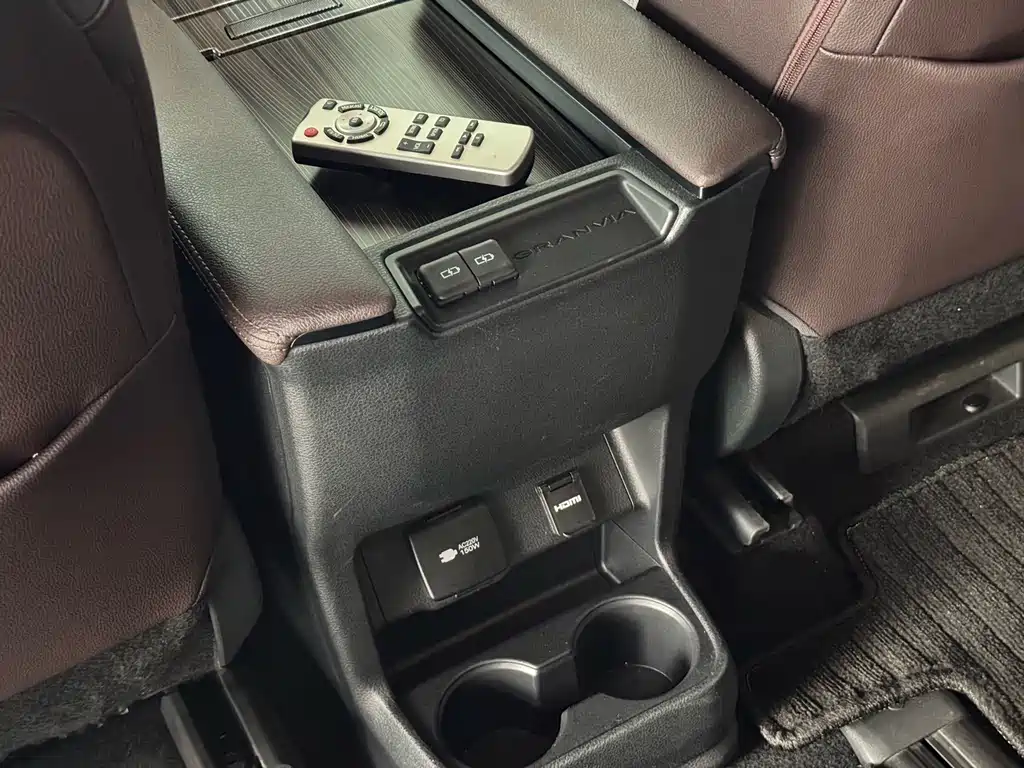 Toyota Granvia — миниатюра 19