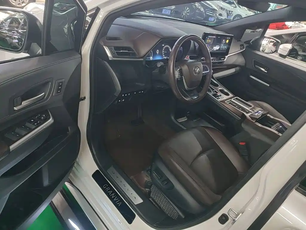 Toyota Granvia — миниатюра 16
