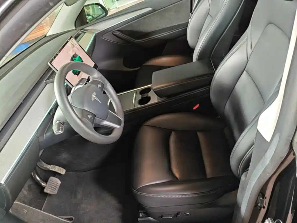 Tesla Model Y — миниатюра 15