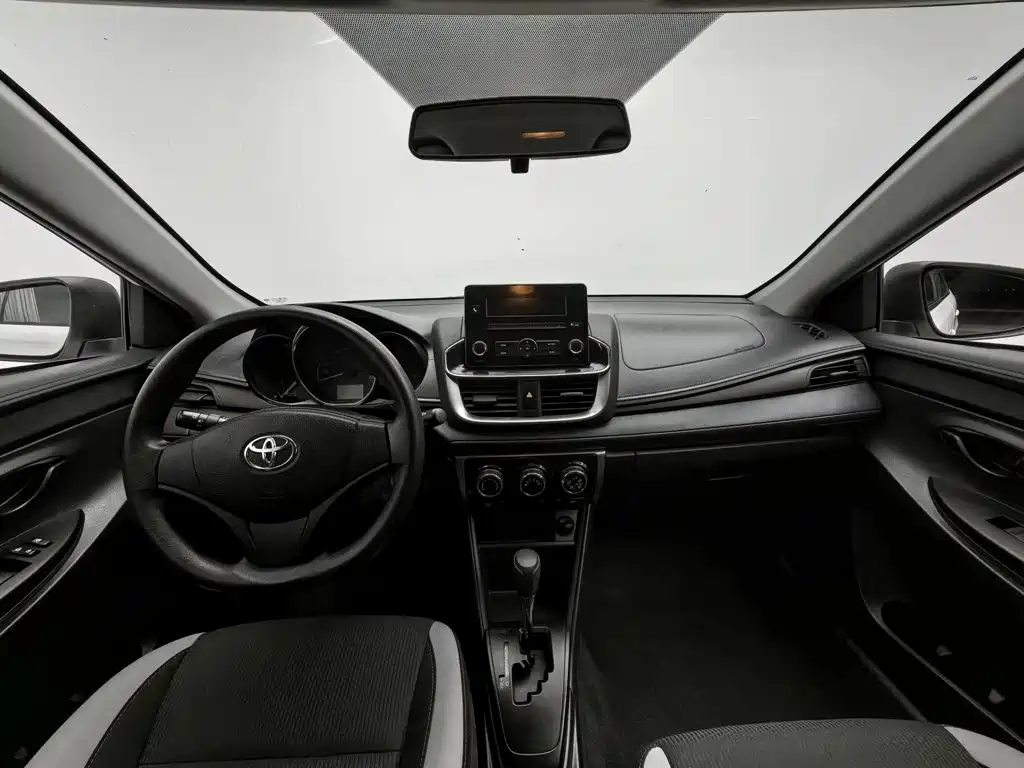 Toyota Yaris L — миниатюра 5