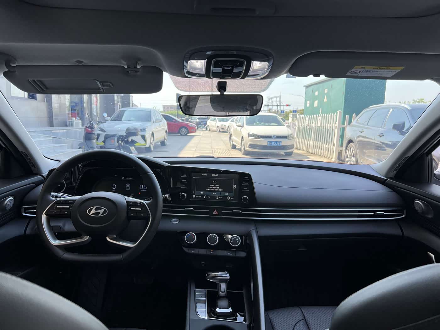Hyundai Elantra 1.5 л 2025 г. Белый, пробег 10000 км