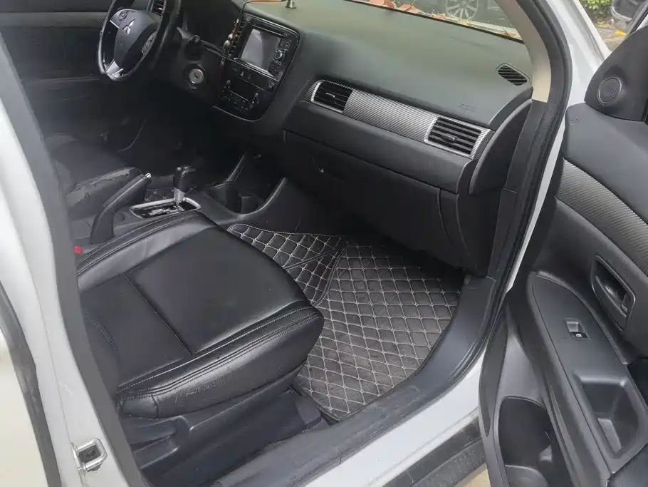 Mitsubishi Outlander (Import) 2.0L two-wheel drive value-added version 5 seats, фото 8