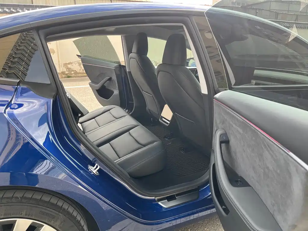 Tesla Model 3 — миниатюра 7