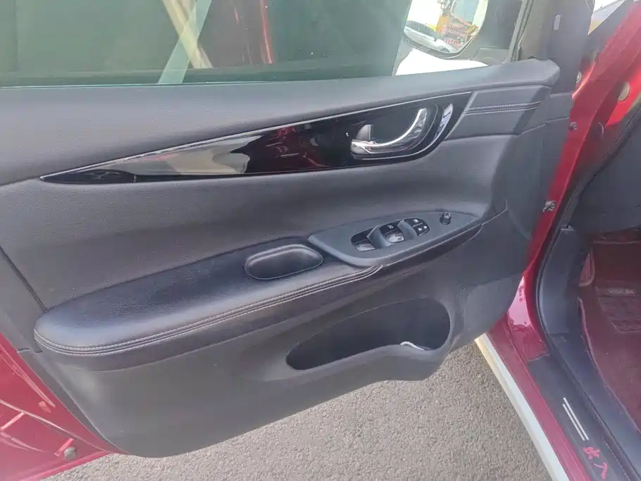 Nissan Tiida — миниатюра 7