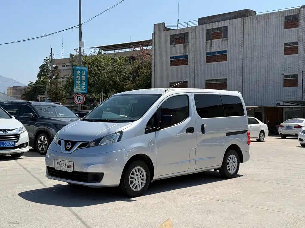 NISSAN NV200