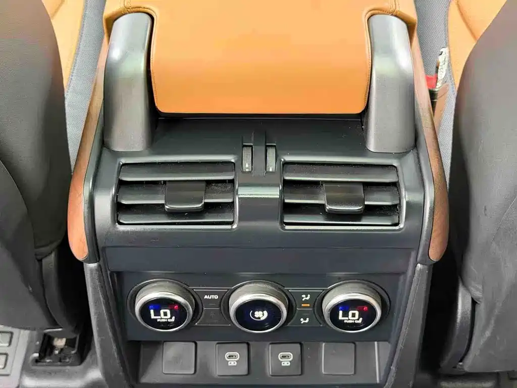 Land Rover Defender 2024 — фото 15