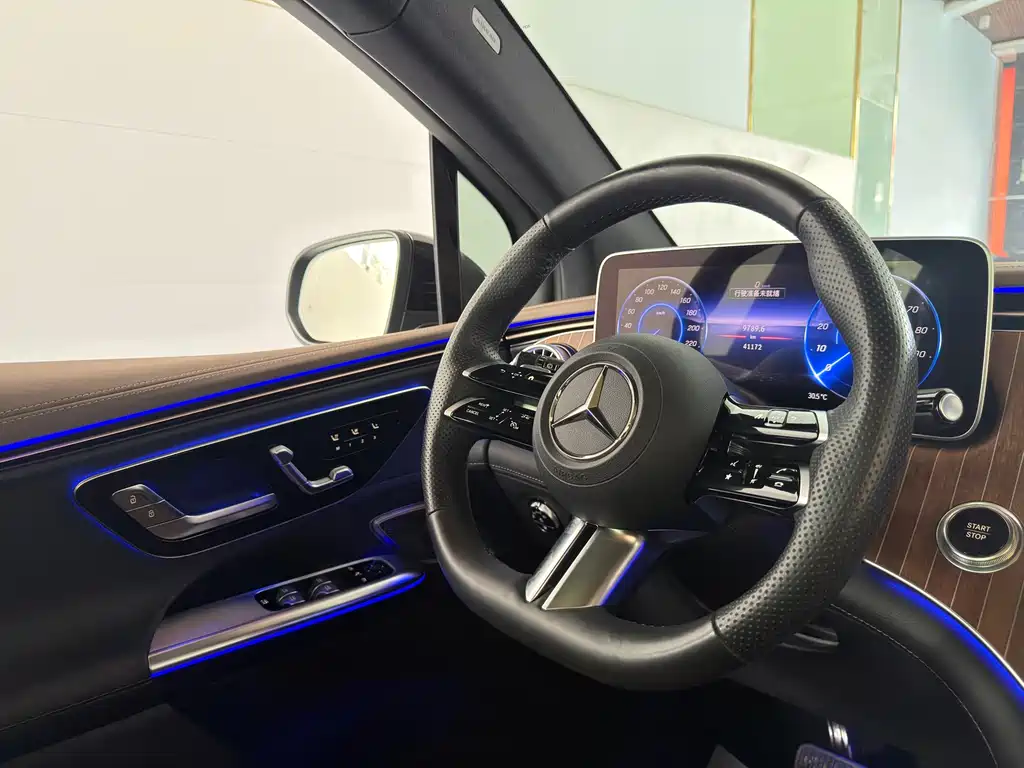 Mercedes-Benz EQE SUV — миниатюра 13