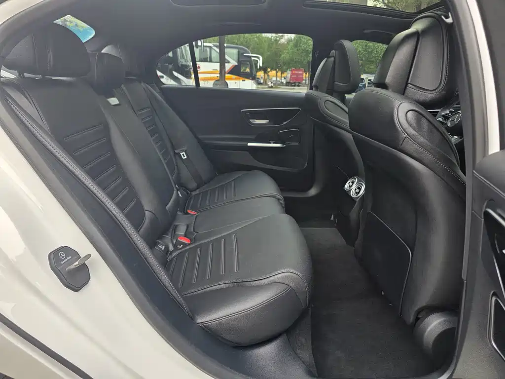 Mercedes-Benz C-Class — миниатюра 8