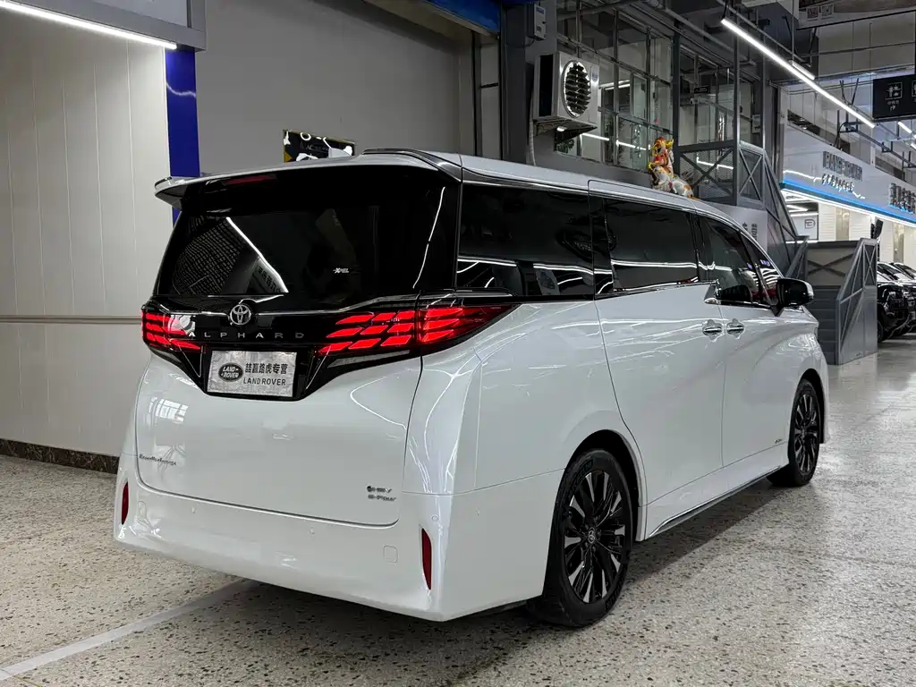 Toyota Alphard — миниатюра 11