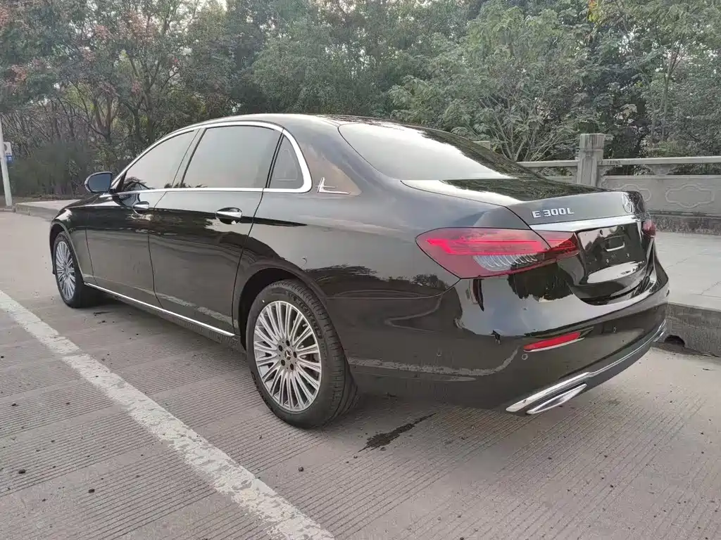 Mercedes-Benz E-Class — миниатюра 7